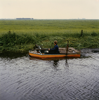 F011794 IJsselmuiden, de wallen van de sloten in de Mastenbroekerpolder worden zorgvuldig nagekeken.