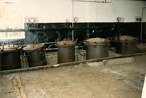 F008169 Een aantal ketels in de Conservenfabriek De Faam in IJsselmuiden, de fabriek is in 1989 gesloopt.
