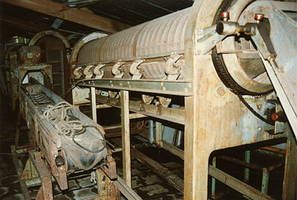 F008179 Diverse machines van de conservenfabriek De Faam in IJsselmuiden voor de sloop in april 1989.