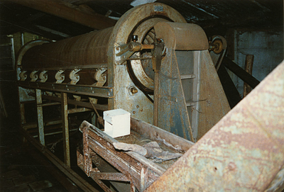 F008180 Diverse machines van de conservenfabriek De Faam in IJsselmuiden voor de sloop in april 1989.