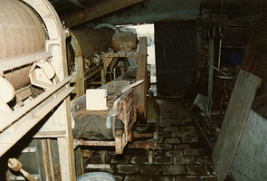 F008181 Diverse machines van de conservenfabriek De Faam in IJsselmuiden voor de sloop in april 1989.