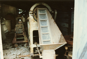 F008182 Diverse machines van de conservenfabriek De Faam in IJsselmuiden voor de sloop in april 1989.
