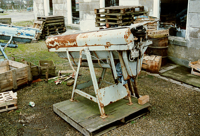 F008183 Diverse machines van de conservenfabriek De Faam in IJsselmuiden voor de sloop in april 1989.