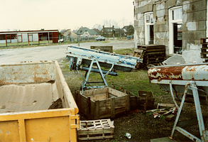 F008184 Diverse machines van de conservenfabriek De Faam in IJsselmuiden voor de sloop in april 1989. De huizen op de ...