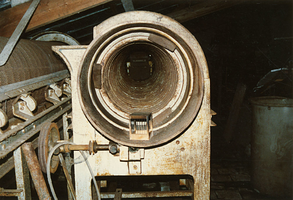 F008185 Groenten verwerkende machines van de conservenfabriek De Faam in IJsselmuiden voor de sloop in april 1989.