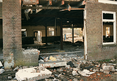 F008187 Sloopwerkzaamheden van de conservenfabriek De Faam in IJsselmuiden.