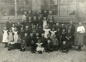 F007748 Schoolfoto uit 1920, Grafhorst. Onze meester en Juffrouws waren Meester Pon, Juffrouw Biekart en Juffrouw ...