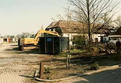 F008191 Sloopwerkzaamheden van de conservenfabriek De Faam in IJsselmuiden.