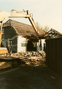 F008195 Sloopwerkzaamheden van de conservenfabriek De Faam in IJsselmuiden.