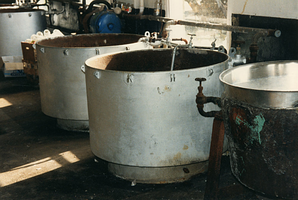 F008167 Diverse ketels van de conservenfabriek De Faam in IJsselmuiden voor de sloop in april 1989.