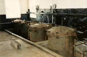 F008168 Diverse ketels van de conservenfabriek De Faam in IJsselmuiden voor de sloop in april 1989.