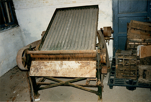 F008161 Machines van de Conservenfabriek De Faam in IJsselmuiden, de fabriek is gesloopt in april 1989.