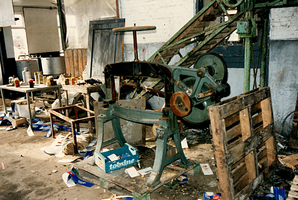 F008165 Diverse machines en gereedschappen van de Conservenfabriek De Faam in IJsselmuiden, de fabriek is gesloopt in ...