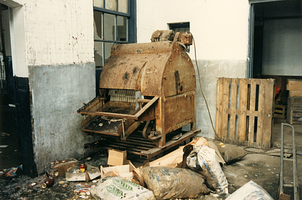 F008157 Machine voor groenteverwerking van de conservenfabriek De Faam in IJsselmuiden, de fabriek is gesloopt in april 1989.