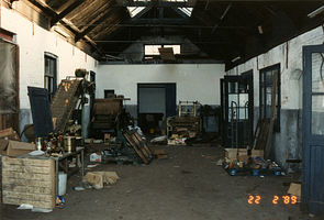 F008151 Interieur van één van de fabriekshallen met machines en gereedschappen van de conservenfabriek De Faam in ...