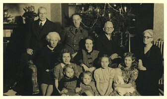 F003161 Burgemeester jhr. ir. Edward Floris Sandberg met vrouw, kinderen en wederzijdse ouders bij de kerstboom in de ...