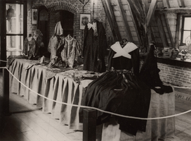 F000704 Presentatie van klederdrachten op de bovenverdieping van het Stedelijk Museum de Broederpoort aan de 2e ...