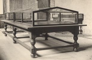 F000700 Vitrinekast in het museum de Broederpoort aan de 2e Ebbingestraat.