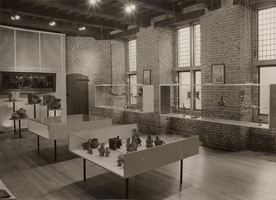 F000712 Interieur van het middengedeelte van de poort met vitrinekasten waarin de collectie is tentoongesteld in het ...