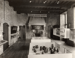 F000713 Interieur van het middengedeelte van de poort met vitrinekasten waarin de collectie is tentoongesteld in het ...