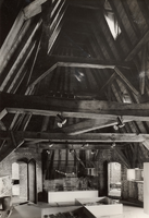 F000719 Interieur van het zolderverdieping van de poort met vitrinekasten waarin de collectie is tentoongesteld in het ...