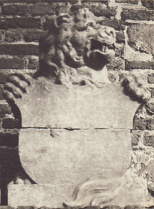 F000723-2 Groefstenen leeuw uit de 18e eeuw, schildhouder, afkomstig van de houten IJsselbrug en opgesteld in het ...