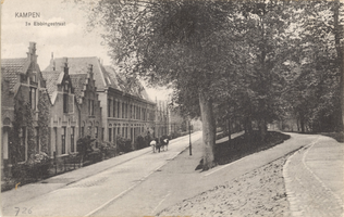 F000726 De 3e Ebbingestraat, de rij herenhuizen werd in de jaren zestig van de vorige eeuw onderbroken door sloop van 3 ...