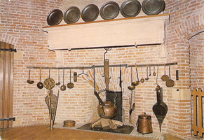 F000724 Interieur van het middengedeelte met schouw waarin tinnen borden, blaasbalgen en diverse pollepels en ander ...