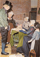 F000725 Familie in klederdracht van Kampereiland, opgesteld in de z.g. boerenkamer van het stedelijk museum de ...