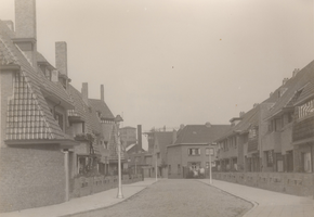 F000734 De Emmastraat, links een blok woningen ontworpen door J.M. Mante en maakte deel uit van de stadsuitbreiding in ...