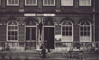 F000738-2 Vervanging van de naam Johannes Calvijn Lyceum door Restaurant Calvijn Bar door leerlingen ter gelegenheid ...