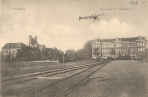 F000745 Stadsziekenhuis De Engelenbergstichting en het naast gelegen Stedelijk Gymnasium. Op de voorgrond de rails van ...