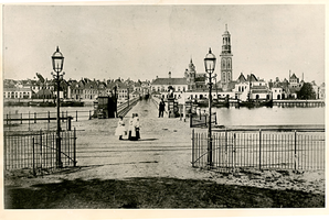F002528 De houten IJsselbrug en zicht op de stad, de brug is in 1872-73 afgebroken.