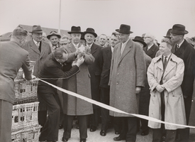 F000786 Opening Flevoweg door minister van Verkeer en Waterstaat. Tweede van rechts op de voorste rij de burgemeester ...