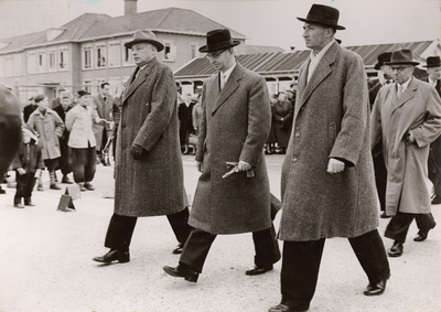 F000787 Opening Flevoweg door minister van Verkeer en Waterstaat, rechtsvoor de burgemeester van Kampen dr. Wierd Paul ...