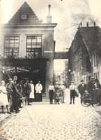 F000799 Het winkel/woonhuis op de hoek van de Geerstraat nr. 16 en Hofstraat omsteeks 1925, de kapperswinkel van ...