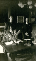 F012886 Op 8 mei 1945 werd het 1000ste huwelijk voltrokken door de hr. Gerrit Jan Telder (Gait Erewien) rechts op de ...