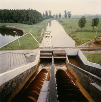 F011786 De Mastenbroekerpolder in IJsselmuiden, op de voorgrond het gemaal aan de Kamperzeedijk.