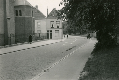 F011026 3e Ebbingestraat, verkeerstrepen nabij kerk art. 31 K.O. op de hoek met de Broederstraat.