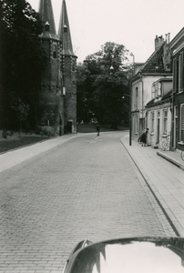 F011023 De nieuwe toestand na de bestrating van de 2e Ebbingestraat met links de Broederpoort.