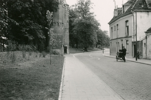 F011024 2e Ebbingestraat nabij de hoek met de Broederpoort (links) en Broederstraat (achter het witte huis op de hoek).