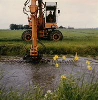 F011792 IJsselmuiden, het uitbaggeren van sloten in de Koekoekspolder.