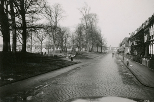 F011025 3e Ebbingestraat 1955, links de afslag naar de Flevoweg, hier is nog geen sprake van een doorbraak (Meeuwenweg) ...