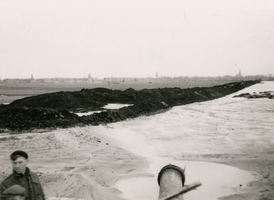 F011031 Opspuitwerkzaamheden voor de nieuw aan te leggen Flevoweg, op de achtergrond de Hanzewijk, de torens van de ...