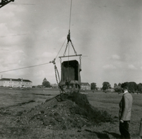 F011034 Het eerste moment en het eerste grondverzet voor de nieuw aan te leggen Flevoweg, helemaal links op de foto ...