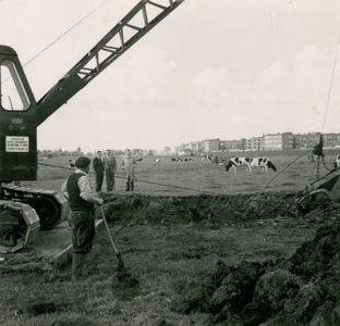 F011035 Cunet ontgraving voor de nieuw aan te leggen Flevoweg, op de achtergrond de woonflats van de Hanzewijk.