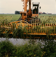 F011793 IJsselmuiden, het uitbaggeren van sloten in de Koekoekspolder.