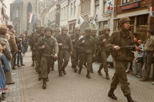 F011060 Kampen 40 jaar bevrijd, militairen marcheren door de Oudestraat.