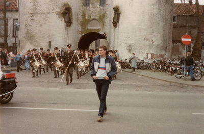 F011063 Kampen 40 jaar bevrijd, een militaire drumband marcheert onder de Koornmarktspoort door.