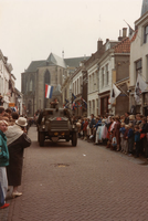 F011061 Kampen 40 jaar bevrijd, onder grote belangstelling van de Kamper bevolking rijdt een militair voertuig mee in ...